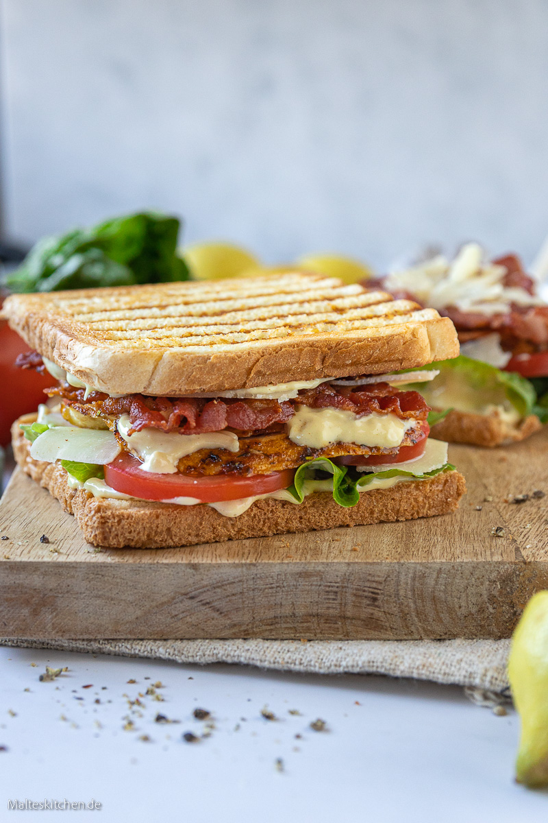Caesar Sandwich mit Bacon, Tomaten & Salat
