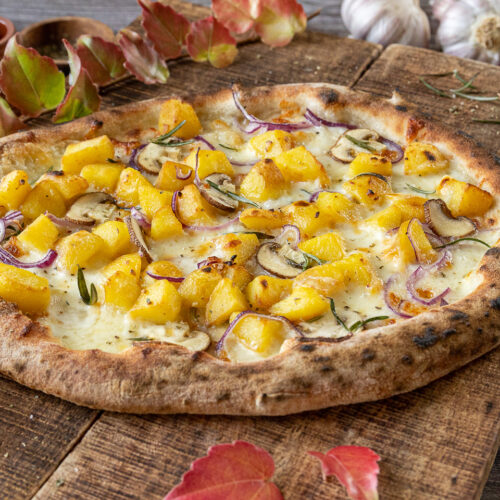 Pizza mit Kartoffeln, Champignons und Rosmarin.