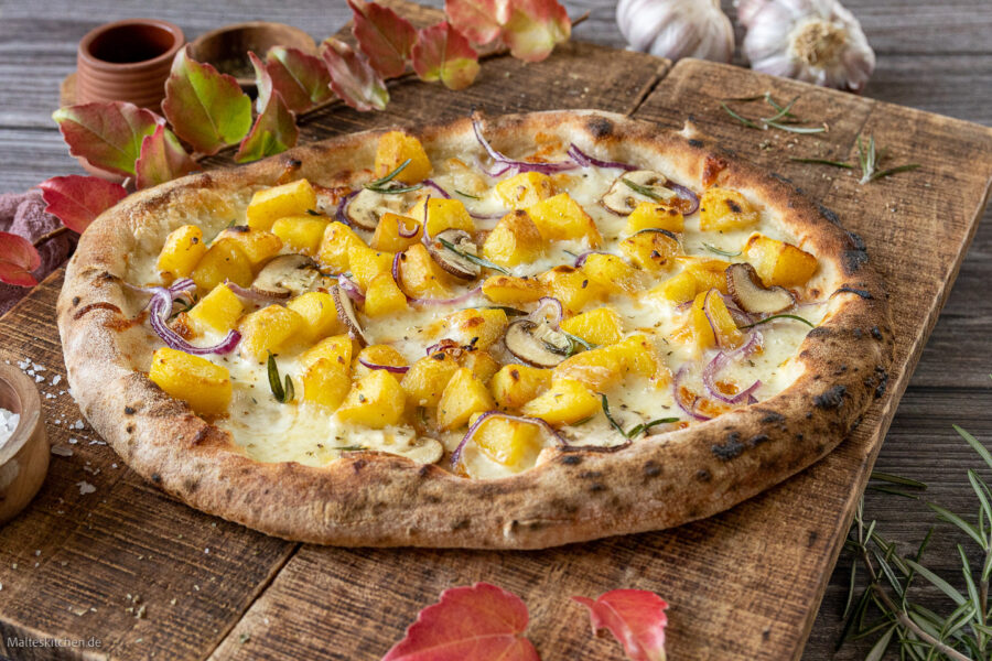 Pizza mit Kartoffeln, Champignons und Rosmarin.