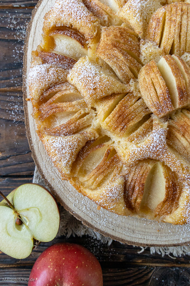 Leckerer versunkener Apfelkuchen mit saftigen Äpfeln.