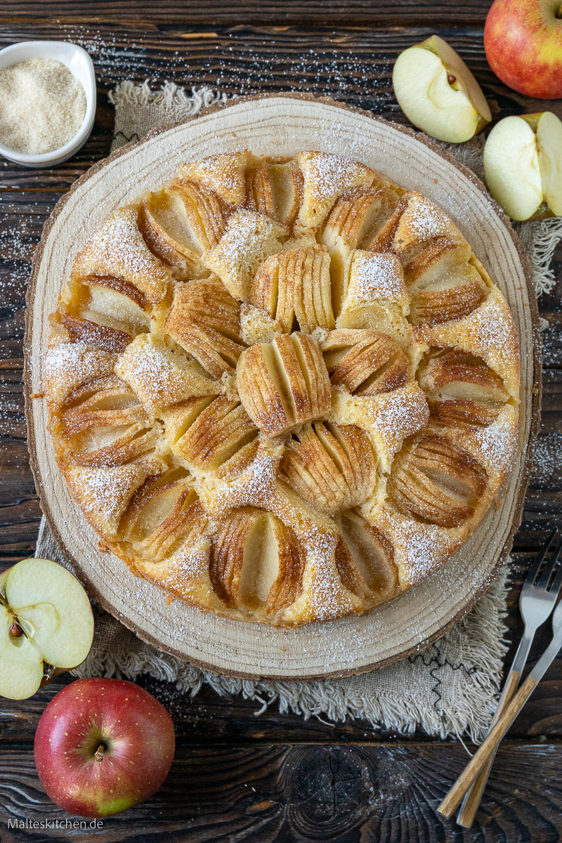 Saftiger versunkener Apfelkuchen.