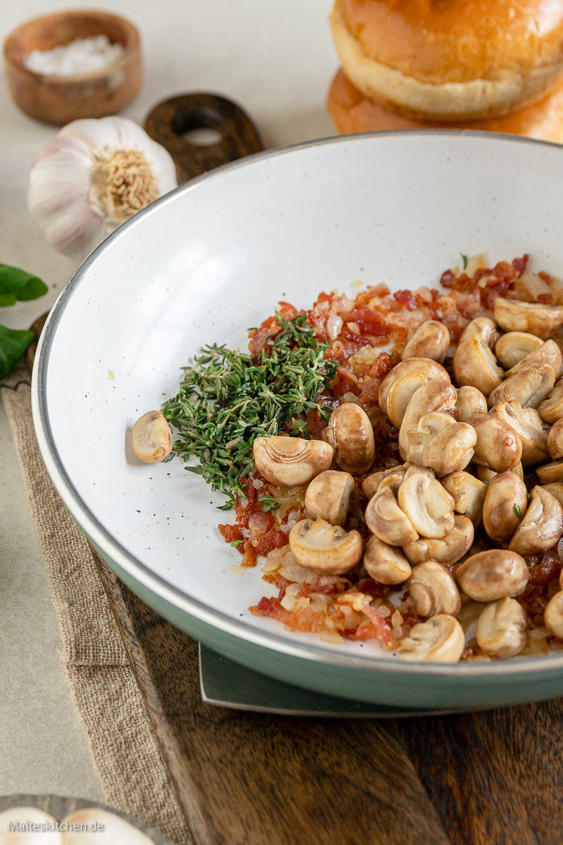 Gebratene Champignons mit Speck und Zwiebeln.