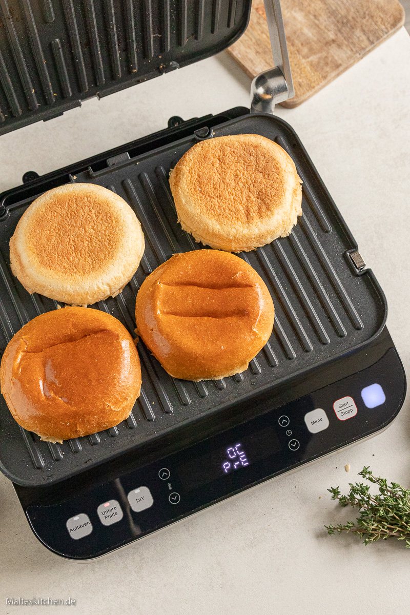 Die Burgerbrötchen werden angeröstet.