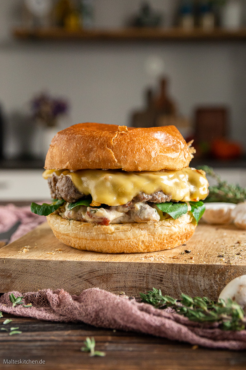 Burger mit Champignons, geschmorten Zwiebeln und Bergkäse