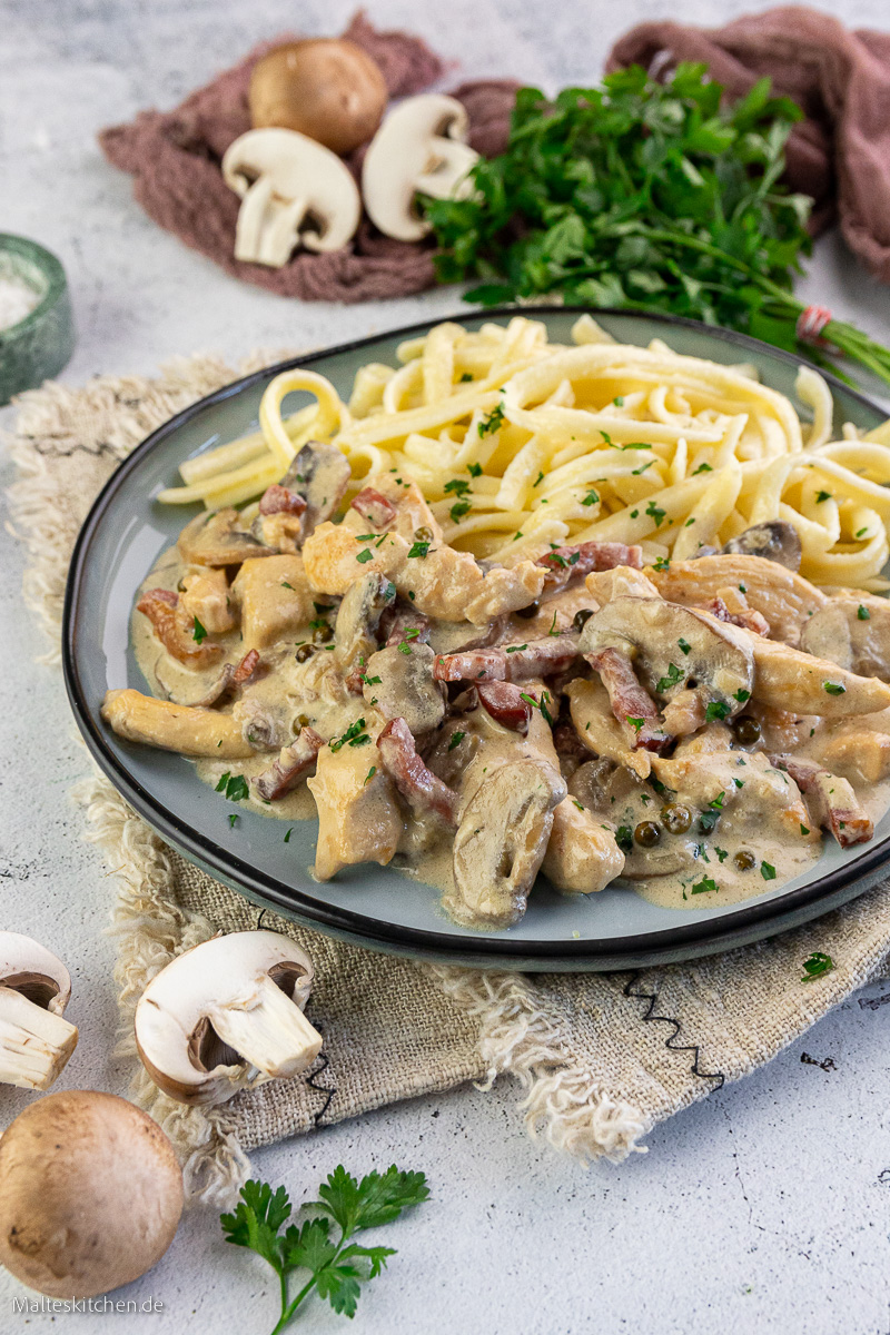 Leckerer Hähnchengeschnetzeltes im Rahmsauce mit Champignons.