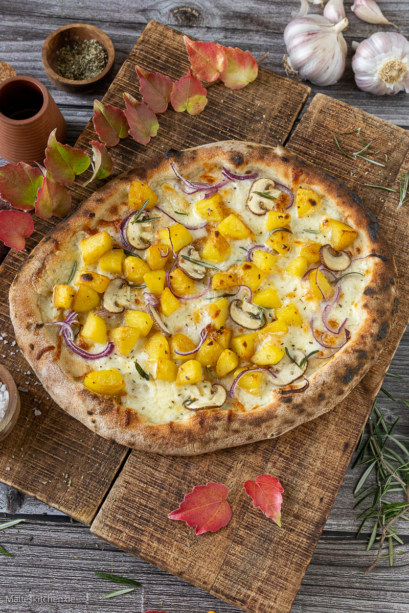 Unglaublich leckere Pizza mit Kartoffeln und Champignons.