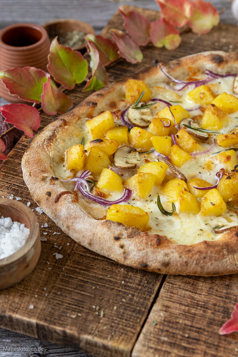 Leckere Kartoffelpizza mit Käse