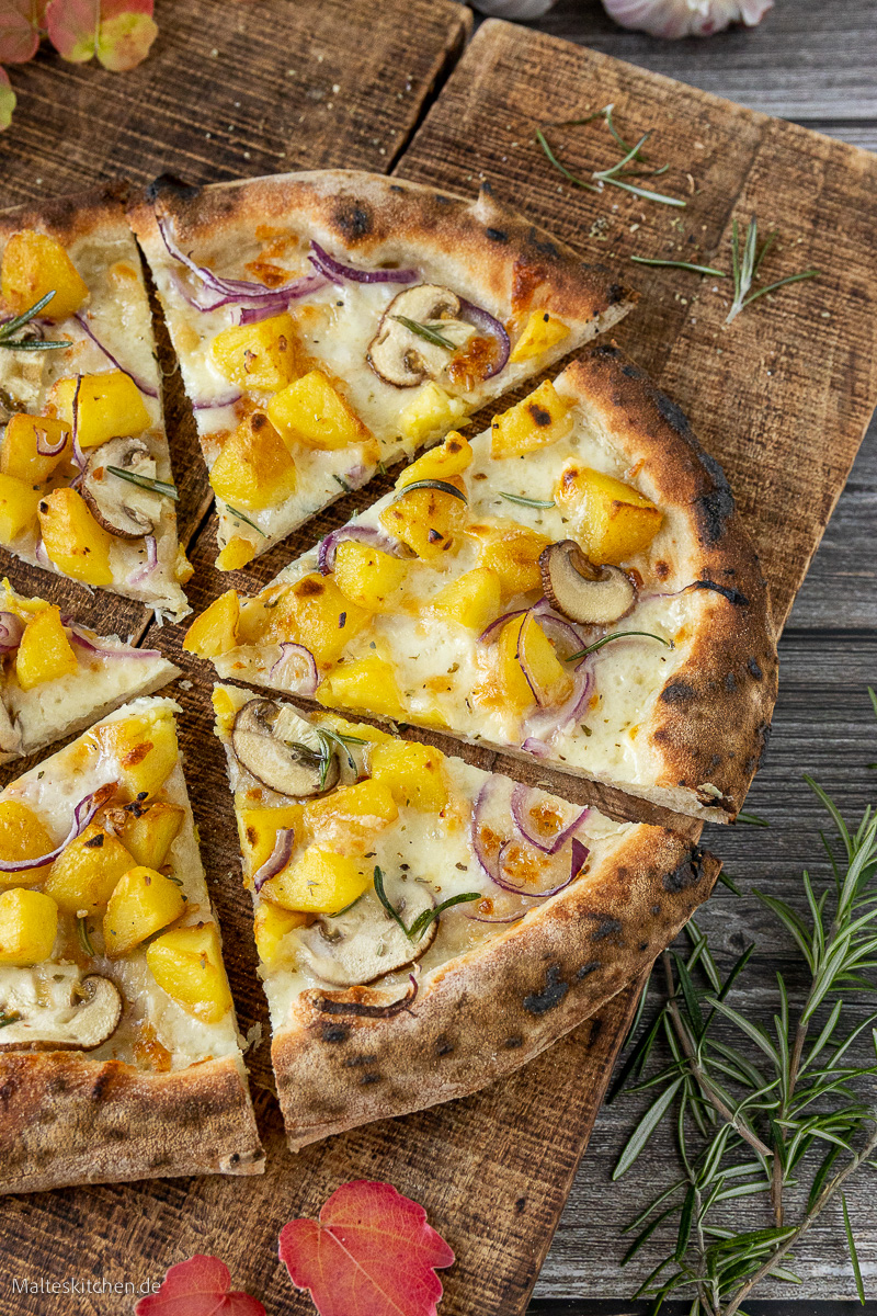 Pizza mit Rosmarin-Kartoffeln, Champignons und Käse