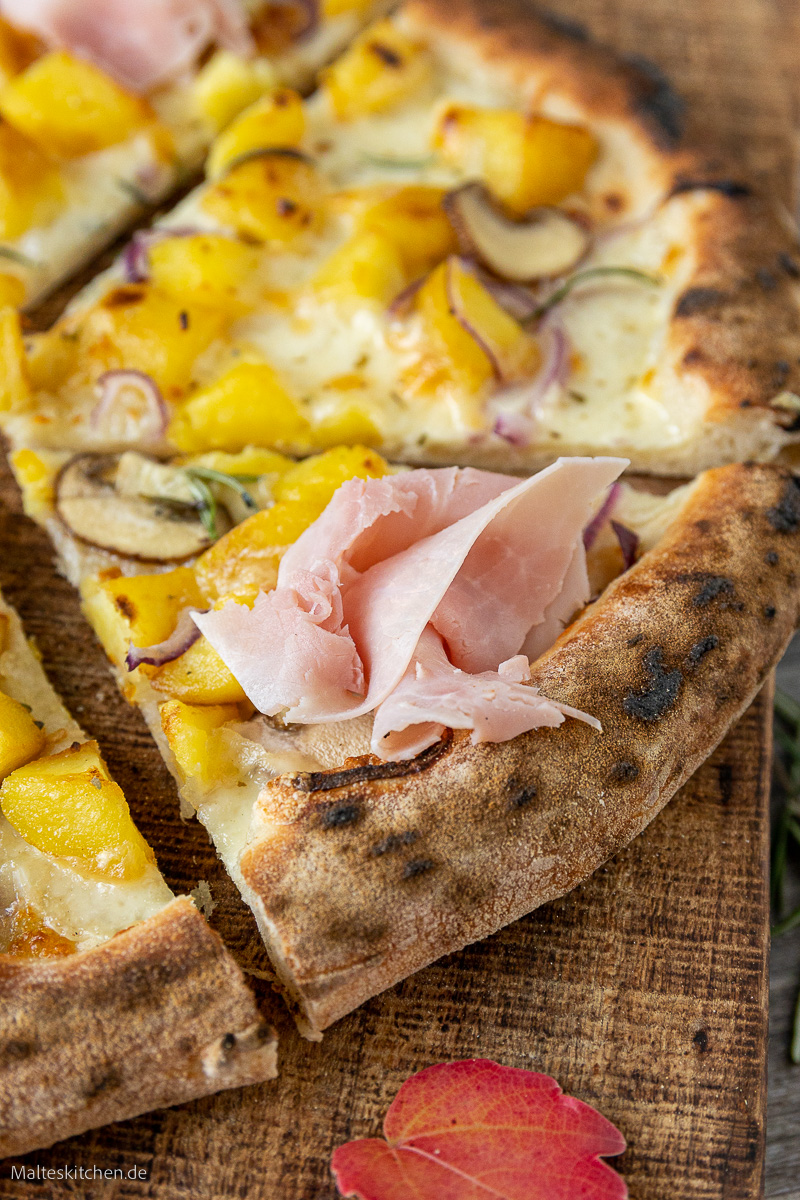 Kartoffelpizza mit Kartoffeln und Kochschinken.