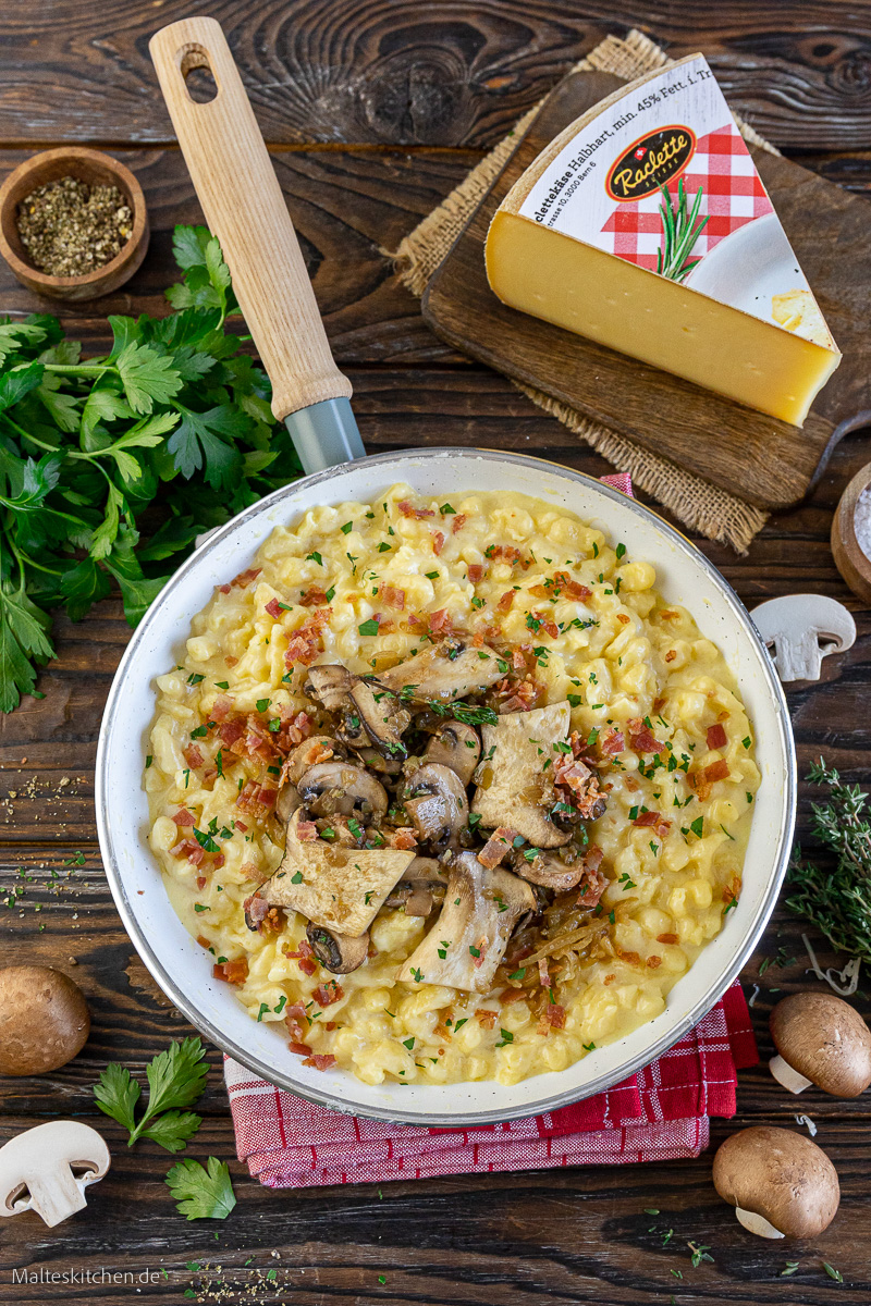 Knöpflepfanne mit Raclette Suisse, gebratenen Pilzen und Bacon.