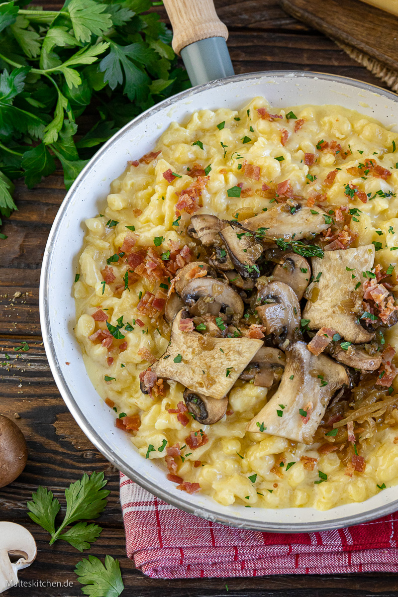 Knöpflepfanne mit Käse, Pilzen und Bacon