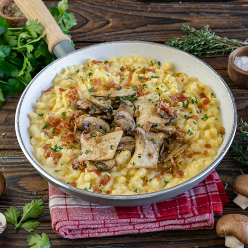 Knöpflepfanne mit Käse, Pilzen und Bacon
