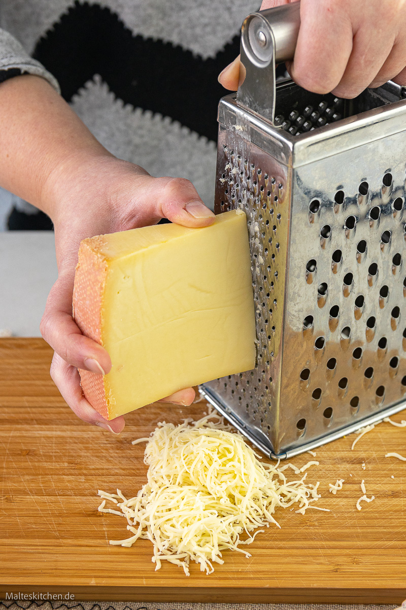 Bergkäse für den Nudelauflauf.