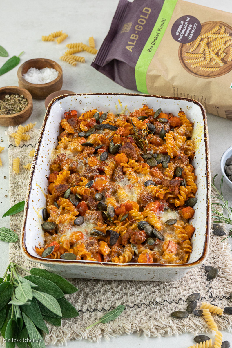 Nudelauflauf mit Hackfleisch, Kürbis und Salbei.