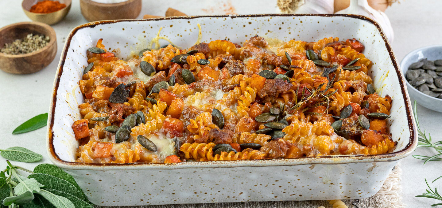 Rezept Nudelauflauf mit Hackfleisch, Kürbis und Salbei.