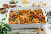 Rezept Nudelauflauf mit Hackfleisch, Kürbis und Salbei.