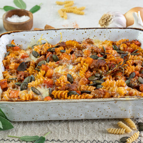Rezept Nudelauflauf mit Hackfleisch, Kürbis und Salbei.