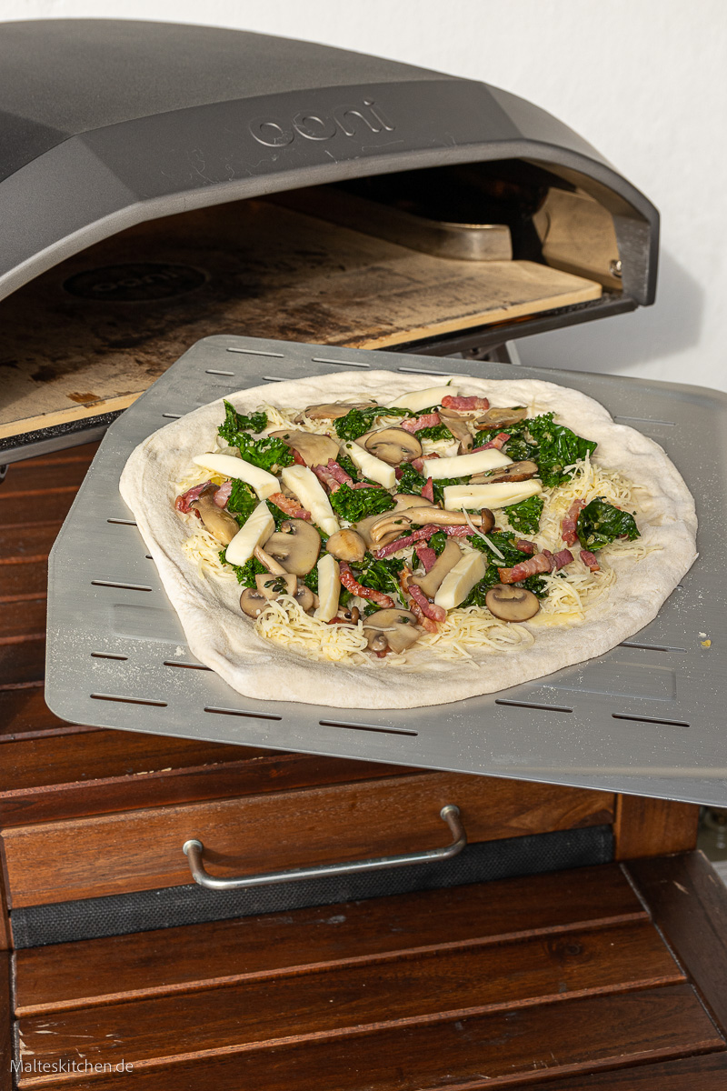 Pizza backen im Ooni Pizzaofen.