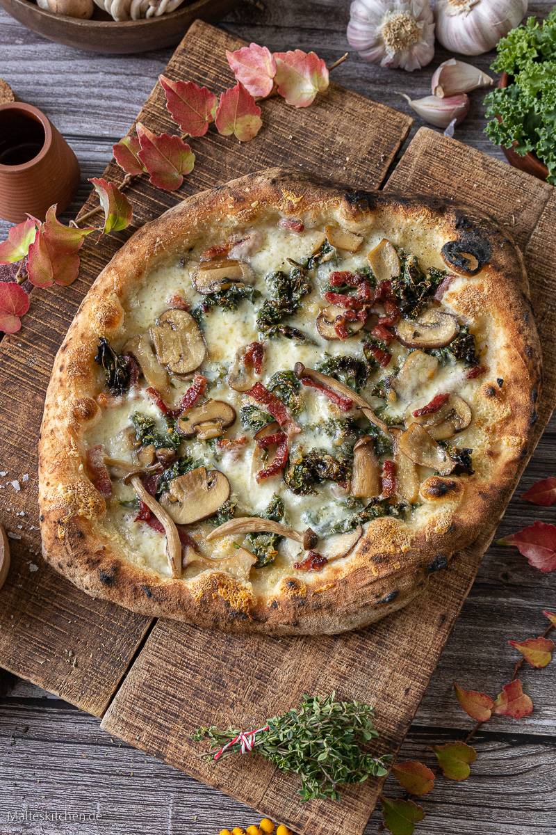 Pizza mit Grünkohl, Speck und Pilzen