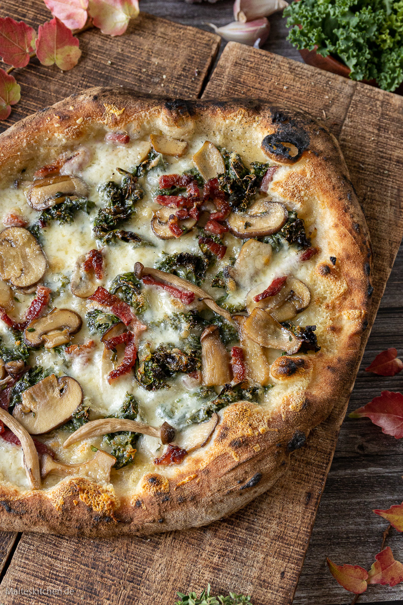 Pizza mit Pilzen, Grünkohl und Speck.