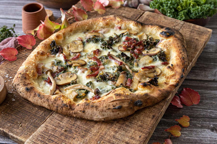 Rezept Pizza mit Grünkohl, Speck und Champignons
