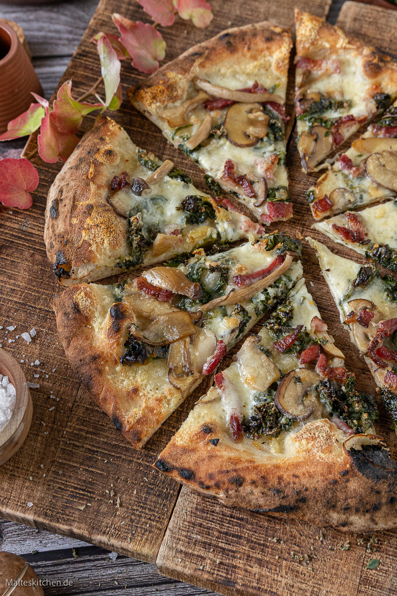 Grünkohl und Speck auf der Pizza.