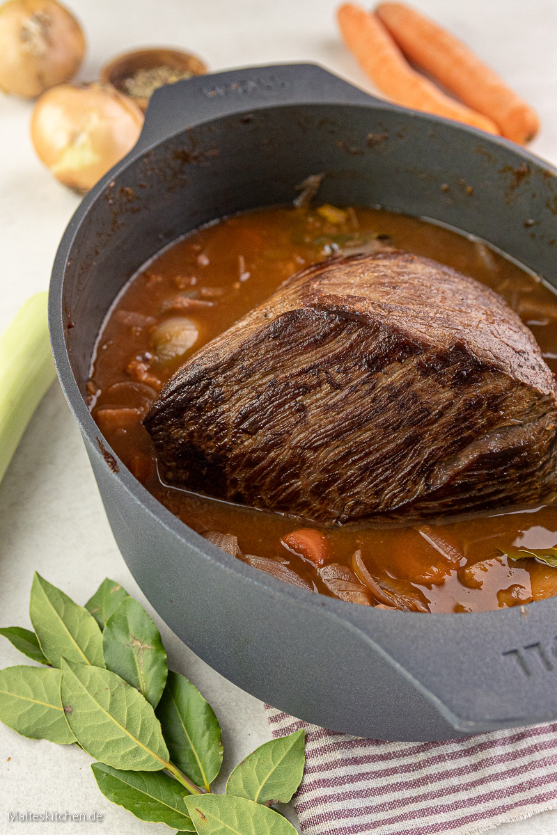 Geschmorter Rinderbraten mit Sauce.