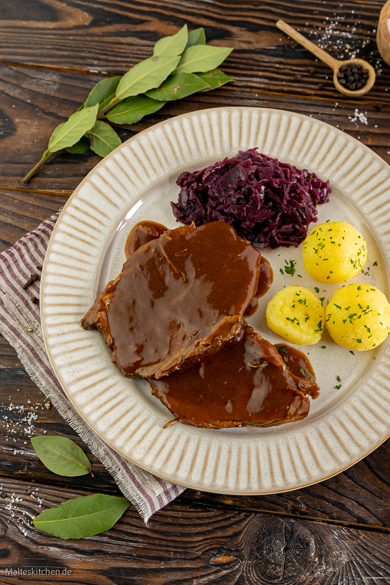 Rinderschmorbraten mit Rotkohl und Klößen.