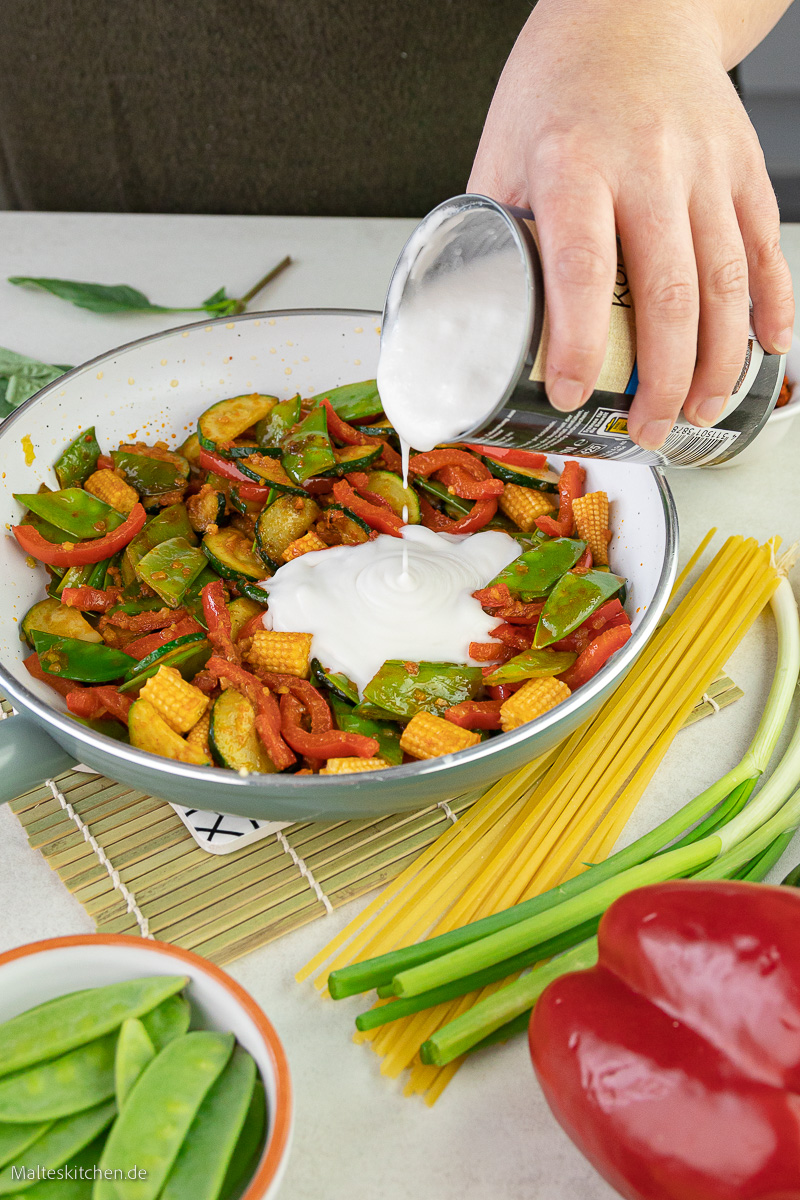 Thai Curry mit Kokosmilch.