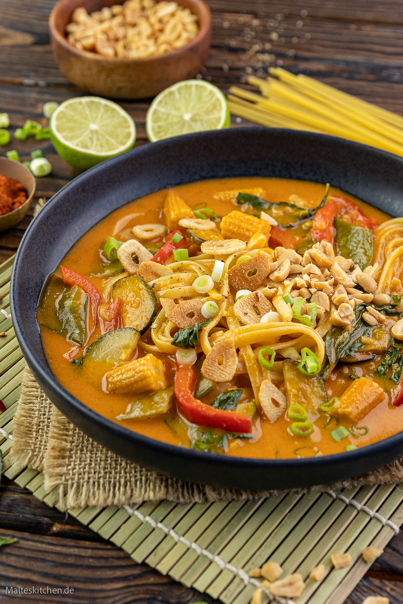 Leckeres Thai Curry mit roter Currypaste und Kokosmilch.
