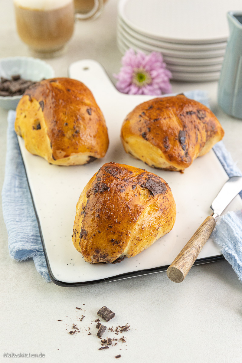 Fluffig Schokobrötchen mit Schokodrops.