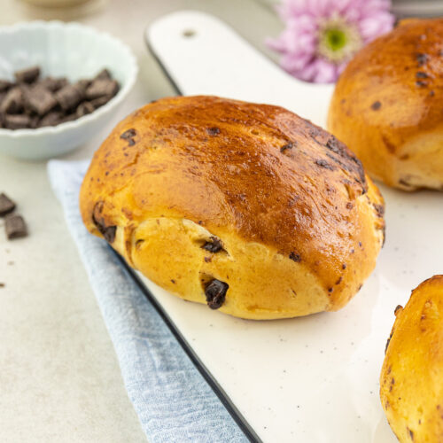 Rezept für fluffig Schokobrötchen mit Schokodrops