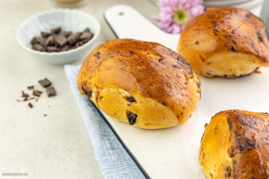 Rezept für fluffig Schokobrötchen mit Schokodrops