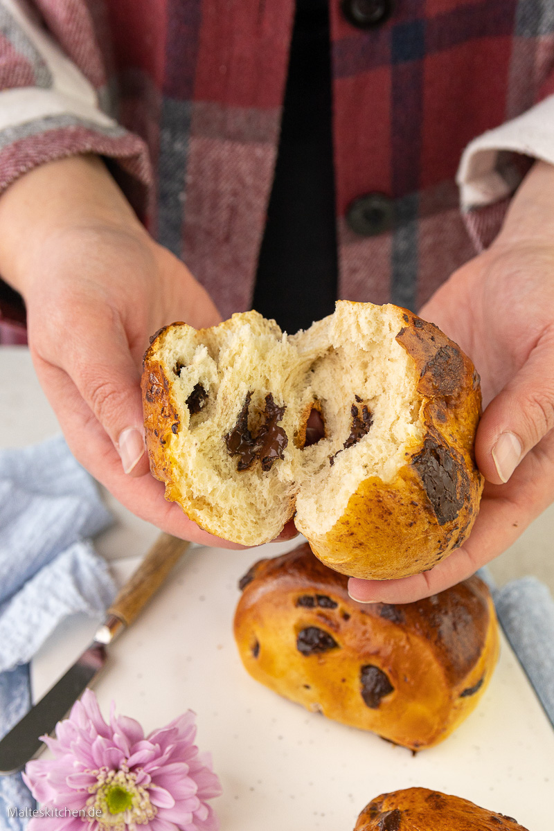 Leckere Schokoladenbrötchen mit Schokodrops.