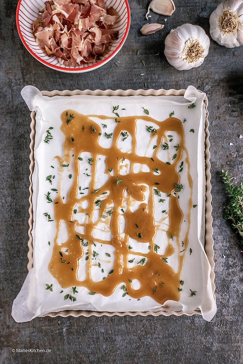 Die Tarte wird mit Karamell bestrichen