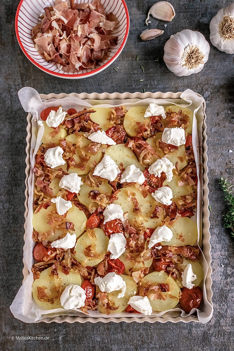 Mit Kartoffeln und Ziegenrsichkäse belegte Tarte Tatin.
