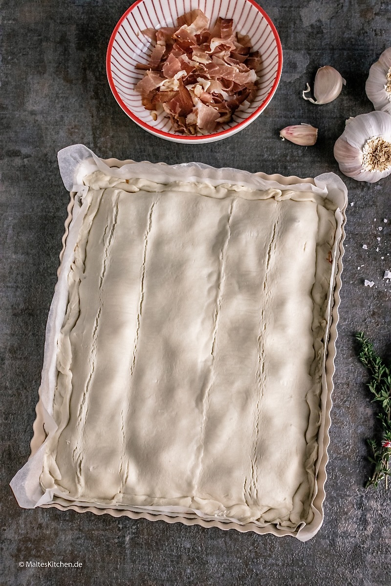 Mit Kartoffeln und Ziegenrsichkäse belegte Tarte Tatin.
