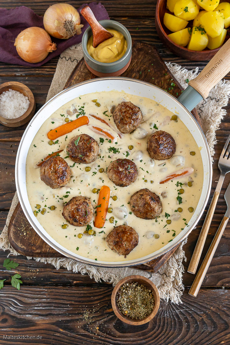 Sehr leckerer Wikingertopf mit Hackbällchen, Erbsen, Möhren und Champignons.