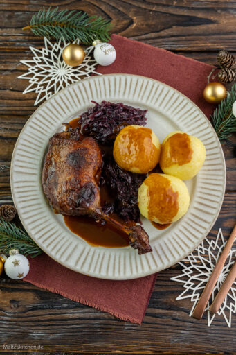 Entenkeulen mit Rotkohl und Klößen