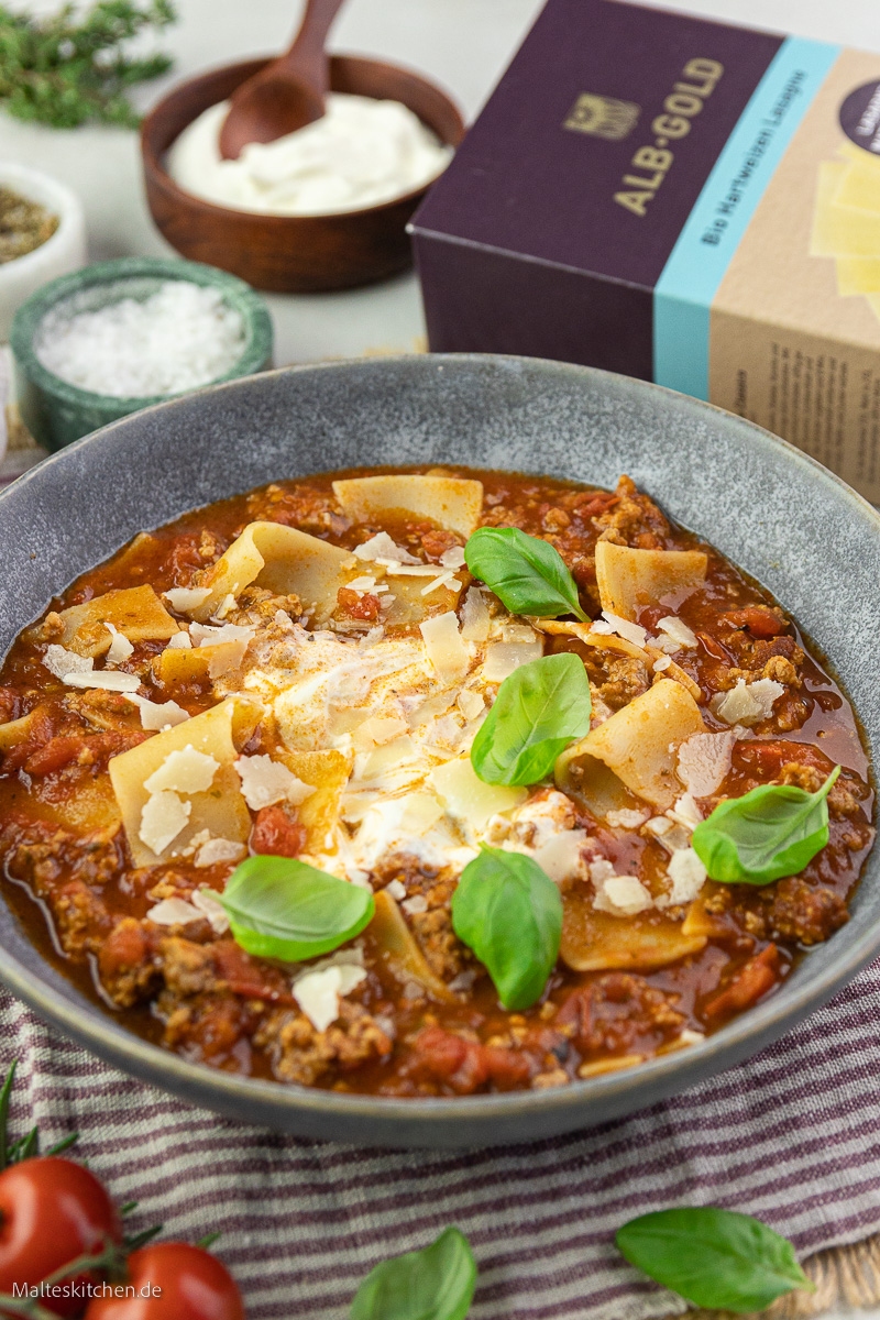 Lasagnesuppe mit Hackfleisch und Tomaten.