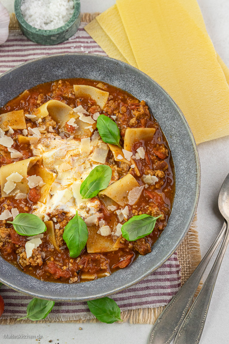 Lasagnesuppe mit Tomaten und Hackfleisch.