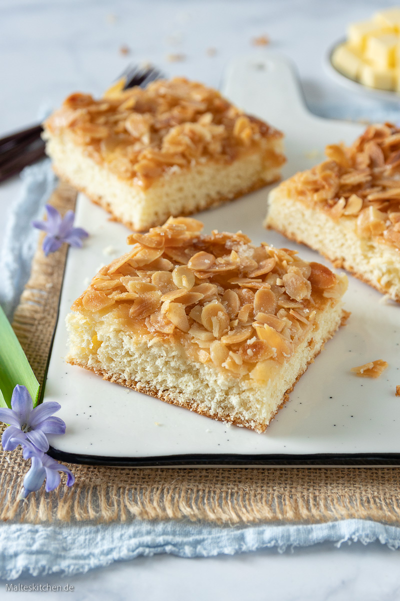 Saftiger Butterkuchen mit Mandeln.