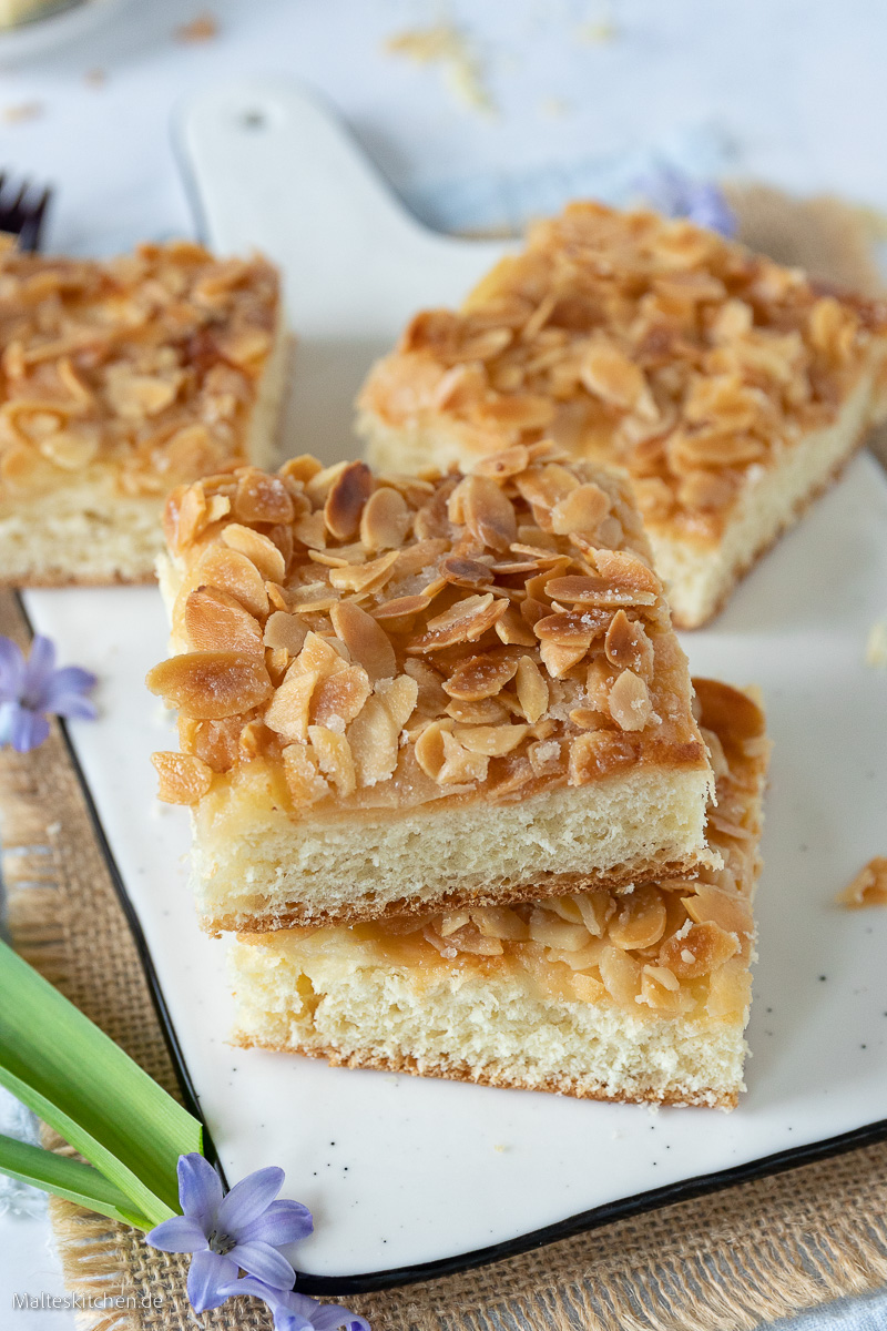 Kuchen aus Hefeteig mit Mandeln und Sahne.