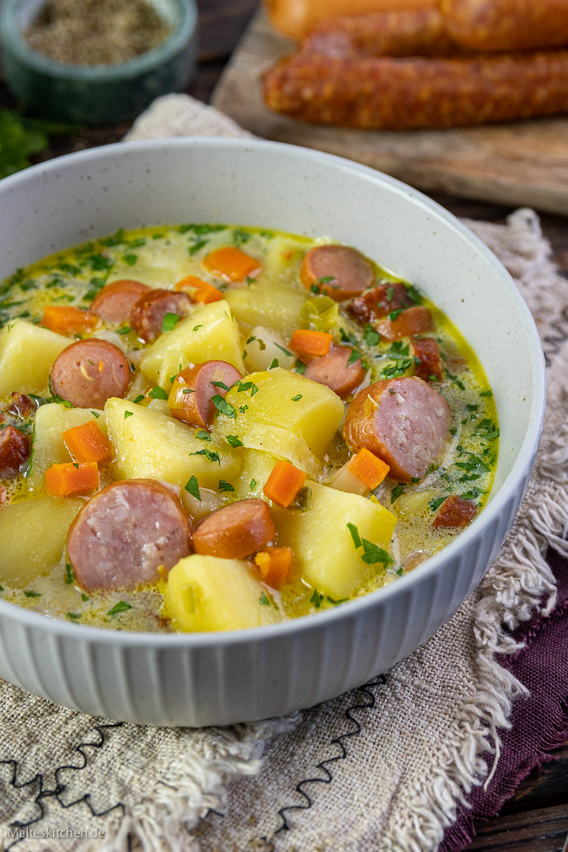 Eine tolle Suppe mit Gemüse, Kartoffel und Würstchen.
