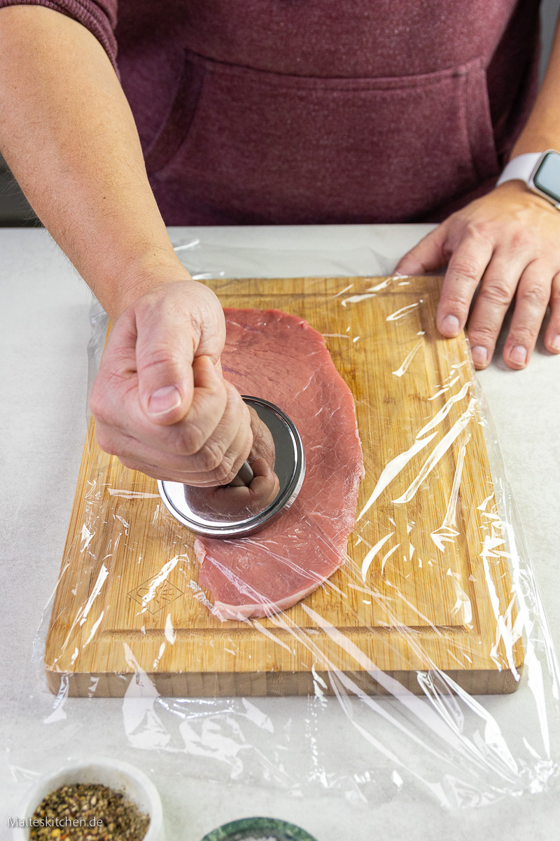 Das Schnitzel wird sehr dünn plattiert.