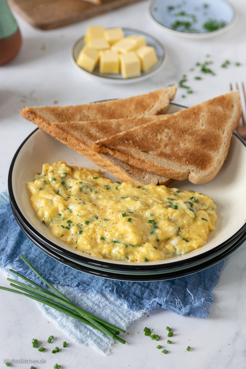 Leckeres cremiges Rührei mit Schnittlauch