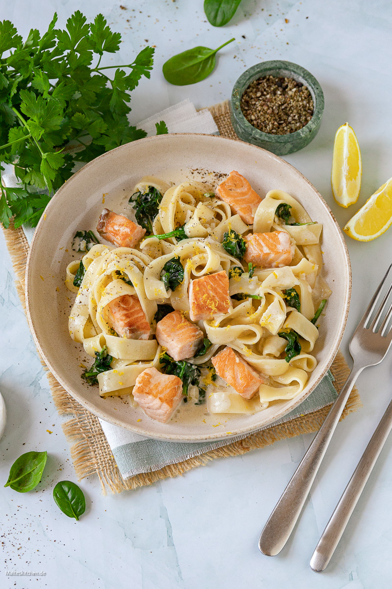 Bandnudeln mit saftigem Lachsfilet