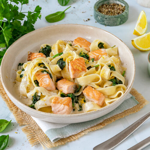 Saftiger Lachs mit Bandnudeln und Spinat
