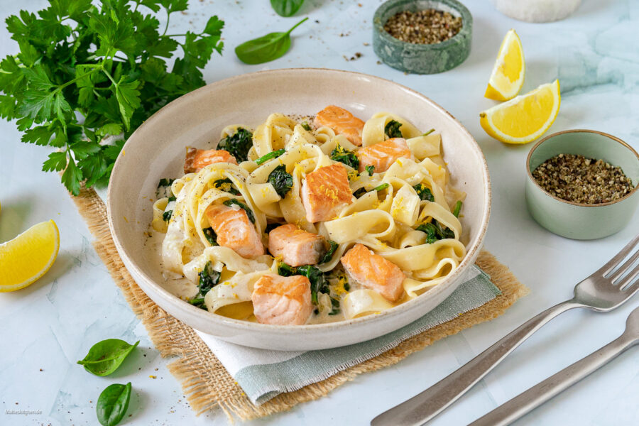Saftiger Lachs mit Bandnudeln und Spinat