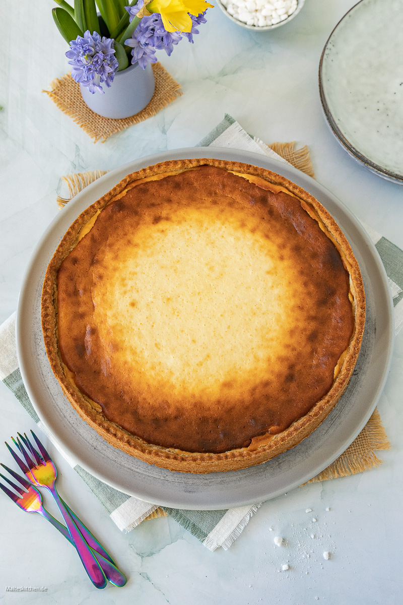 Quarkkuchen mit Mürbeteig Boden.